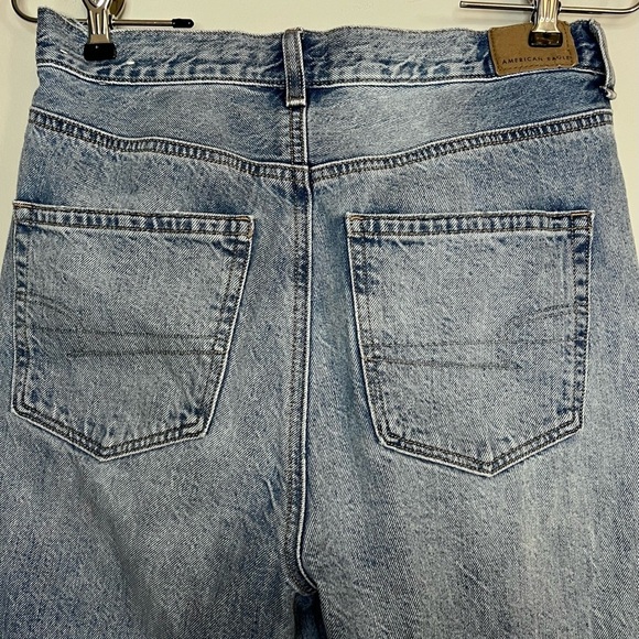 American Eagle Highest Rise Distressed Mom Jeans Sz 4 Long - Picture 8 of 10